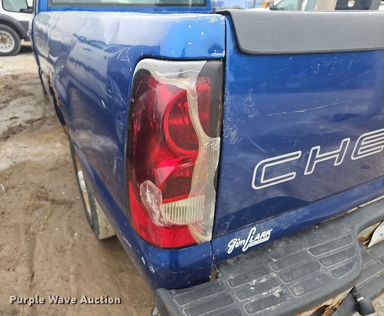 image for item DO7843 2004 Chevrolet Silverado 1500 pickup truck