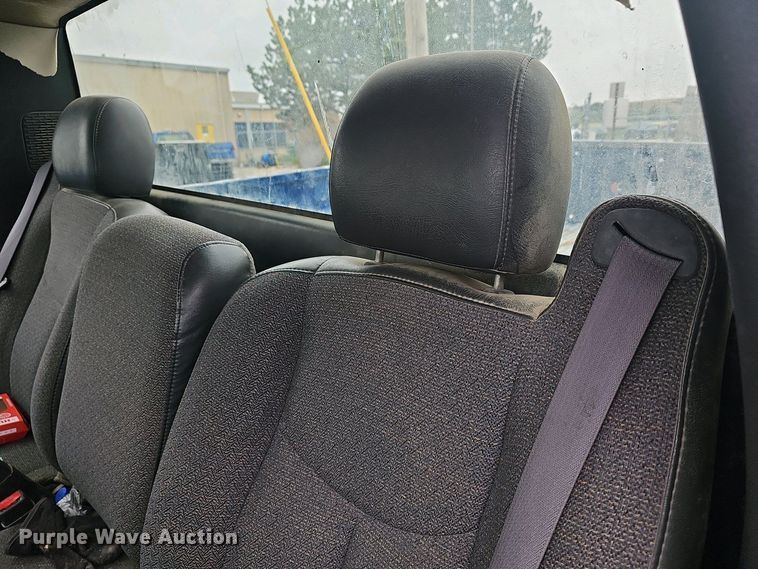 image for item DO7843 2004 Chevrolet Silverado 1500 pickup truck