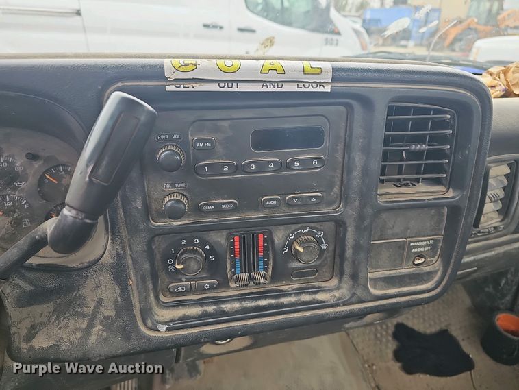 image for item DO7843 2004 Chevrolet Silverado 1500 pickup truck