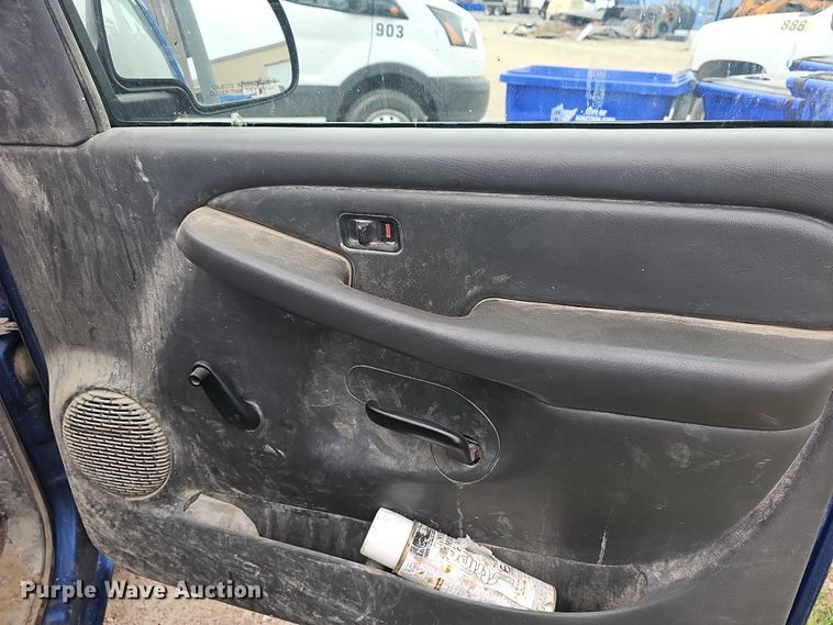 image for item DO7843 2004 Chevrolet Silverado 1500 pickup truck