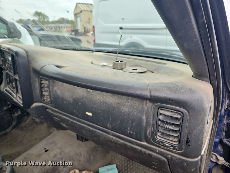 image for item DO7843 2004 Chevrolet Silverado 1500 pickup truck