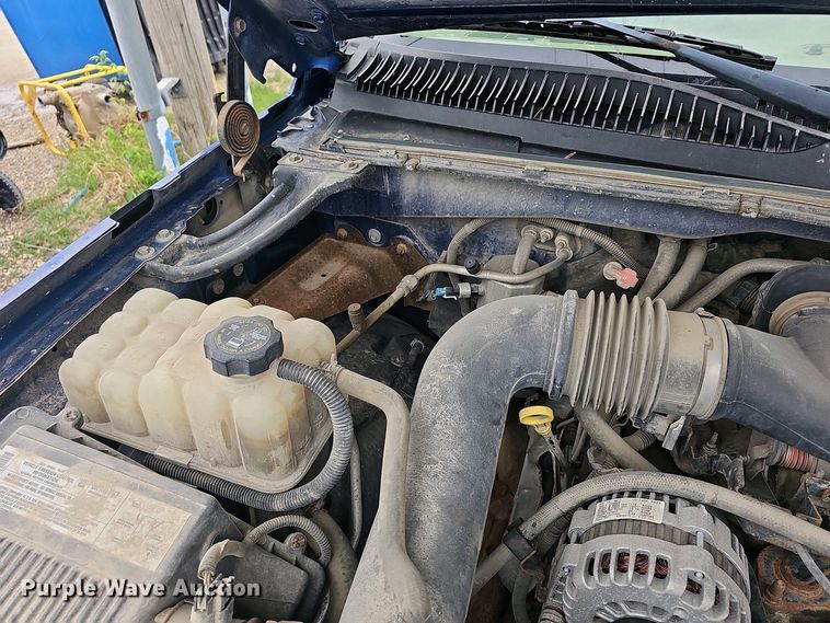 image for item DO7843 2004 Chevrolet Silverado 1500 pickup truck