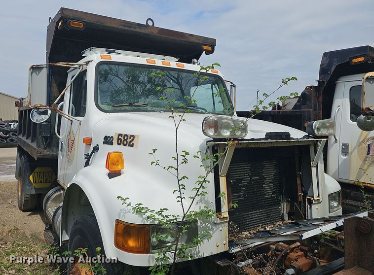 image for item DO7870 2001 International 4900 dump truck