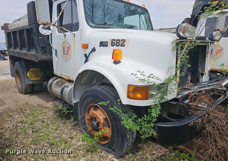 image for item DO7870 2001 International 4900 dump truck