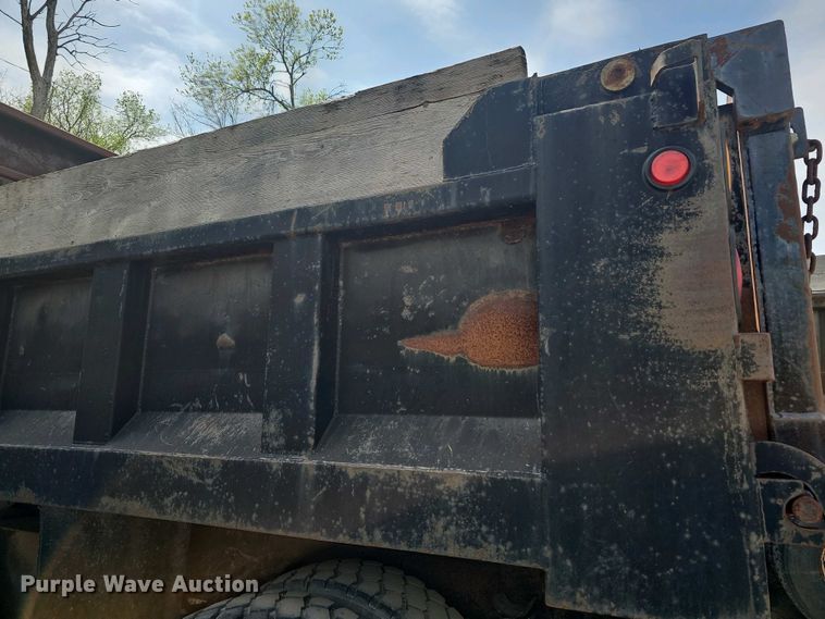 image for item DO7870 2001 International 4900 dump truck