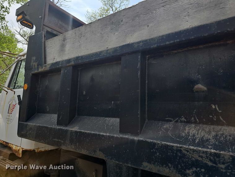 image for item DO7870 2001 International 4900 dump truck