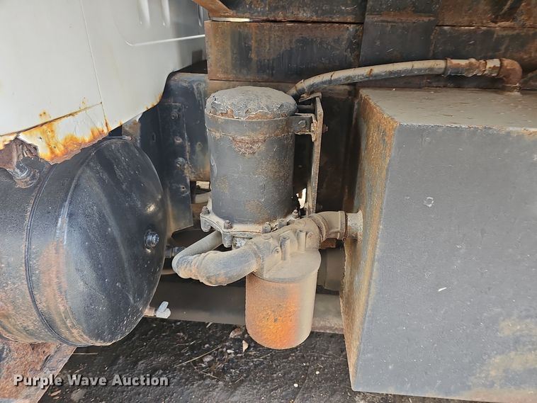 image for item DO7870 2001 International 4900 dump truck