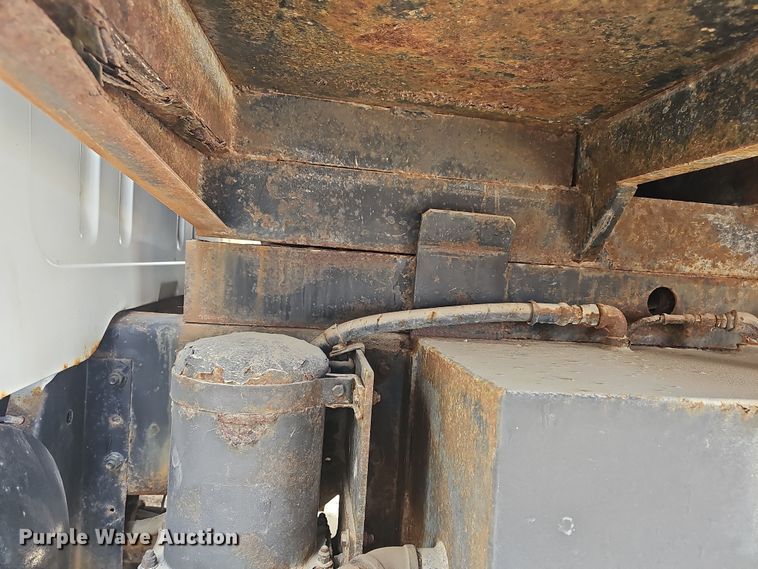 image for item DO7870 2001 International 4900 dump truck