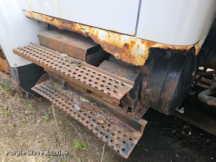 image for item DO7870 2001 International 4900 dump truck