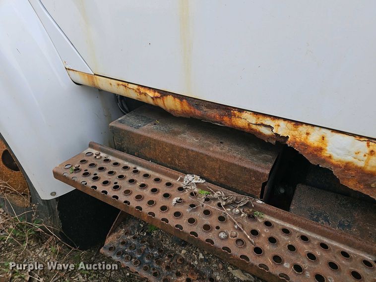 image for item DO7870 2001 International 4900 dump truck