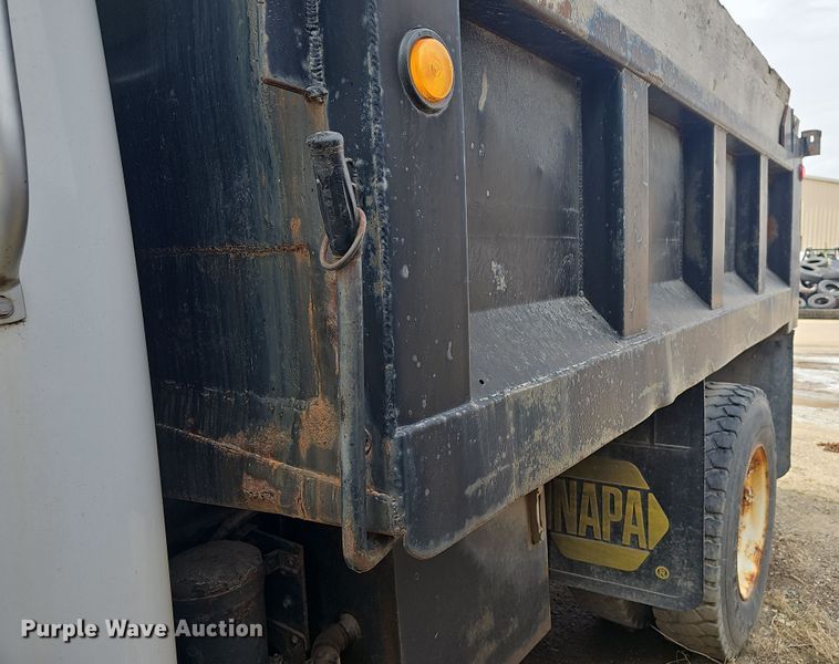 image for item DO7870 2001 International 4900 dump truck