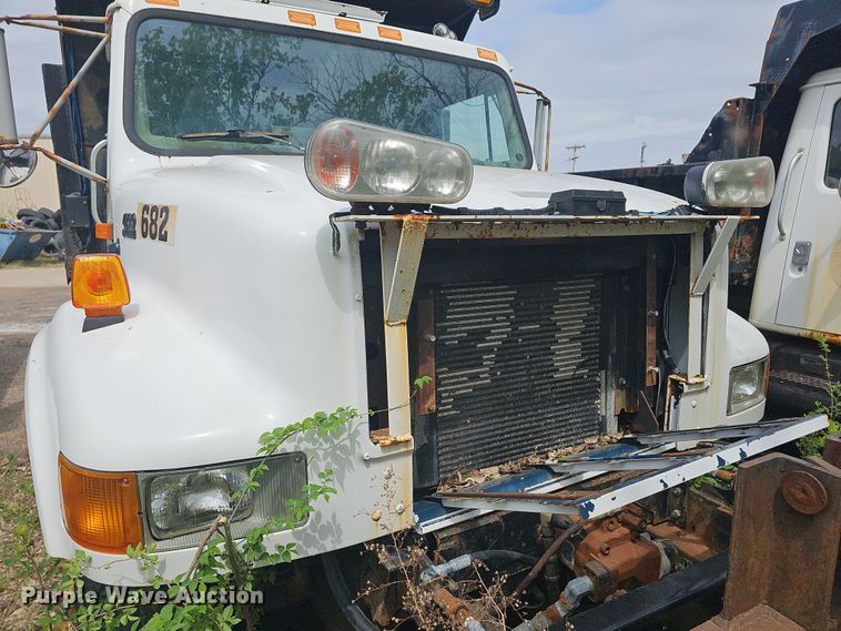 image for item DO7870 2001 International 4900 dump truck