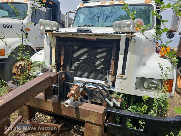 image for item DO7870 2001 International 4900 dump truck