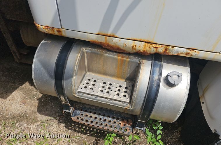 image for item DO7870 2001 International 4900 dump truck