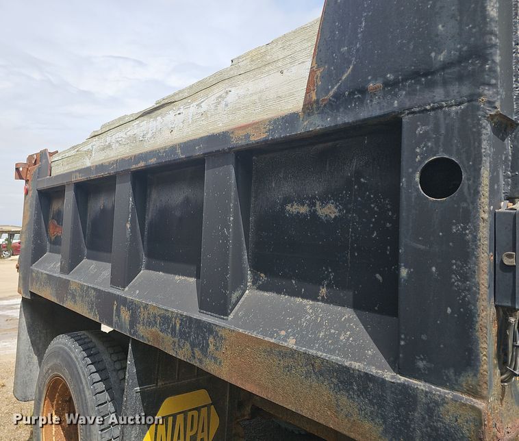 image for item DO7870 2001 International 4900 dump truck