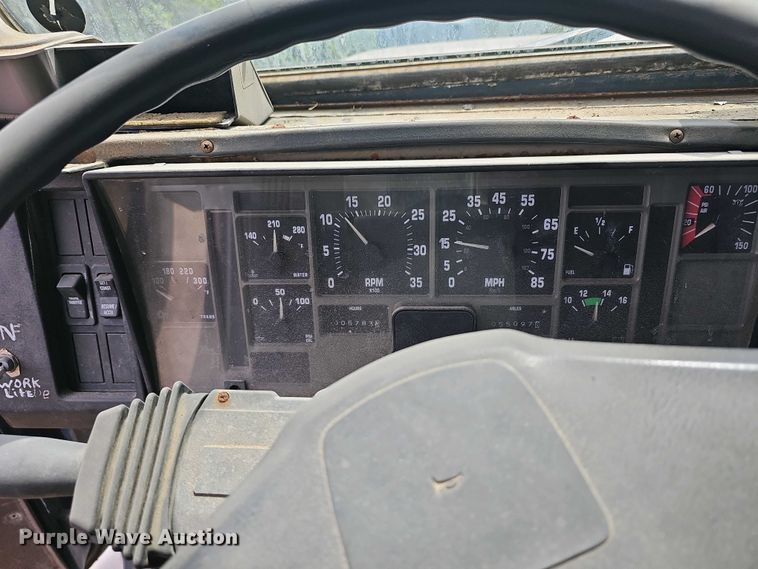 image for item DO7870 2001 International 4900 dump truck