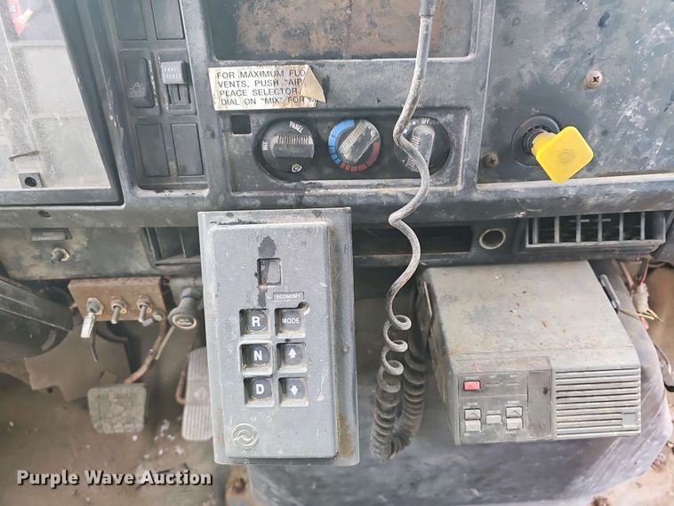 image for item DO7870 2001 International 4900 dump truck