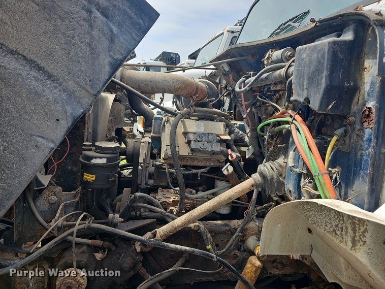 image for item DO7870 2001 International 4900 dump truck