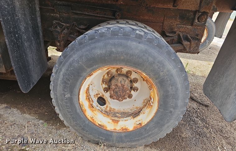 image for item DO7870 2001 International 4900 dump truck