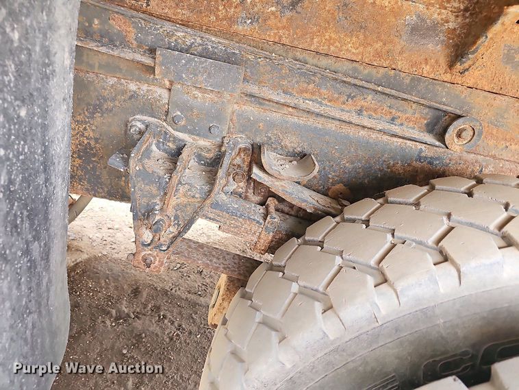 image for item DO7870 2001 International 4900 dump truck