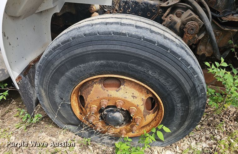 image for item DO7870 2001 International 4900 dump truck