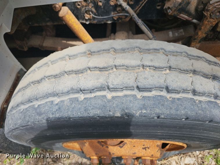 image for item DO7870 2001 International 4900 dump truck