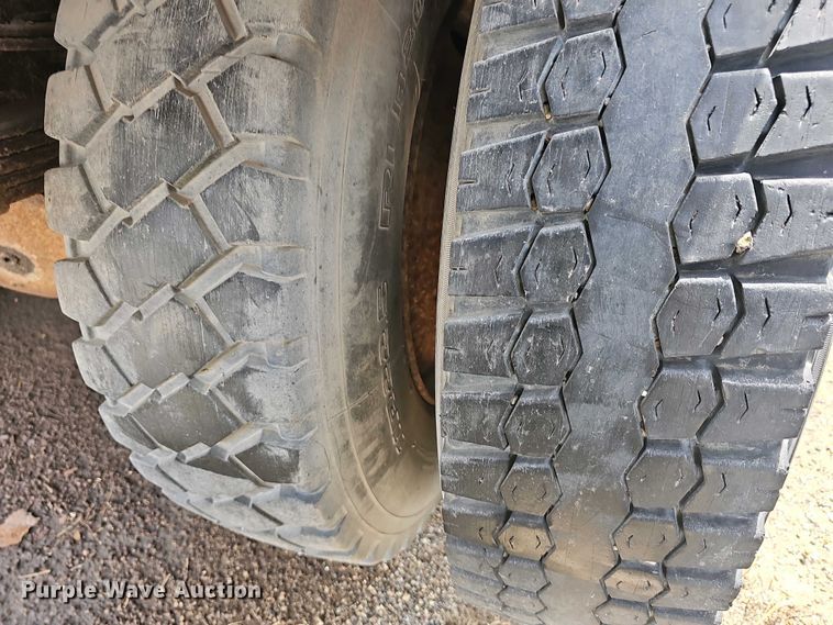 image for item DO7870 2001 International 4900 dump truck