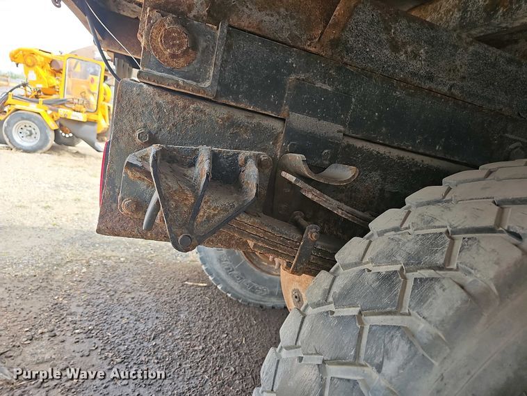 image for item DO7870 2001 International 4900 dump truck