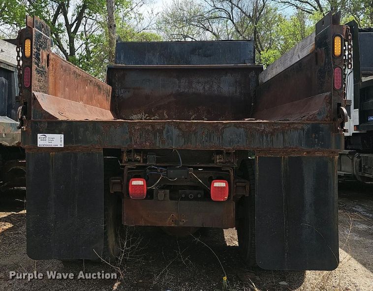 image for item DO7871 1997 International 4700 dump truck