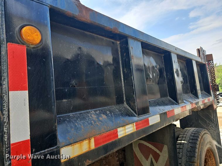 image for item DO7871 1997 International 4700 dump truck