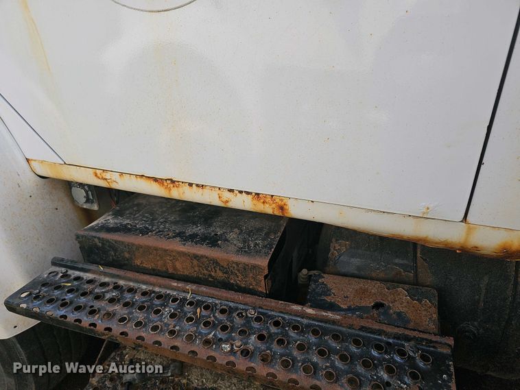 image for item DO7871 1997 International 4700 dump truck