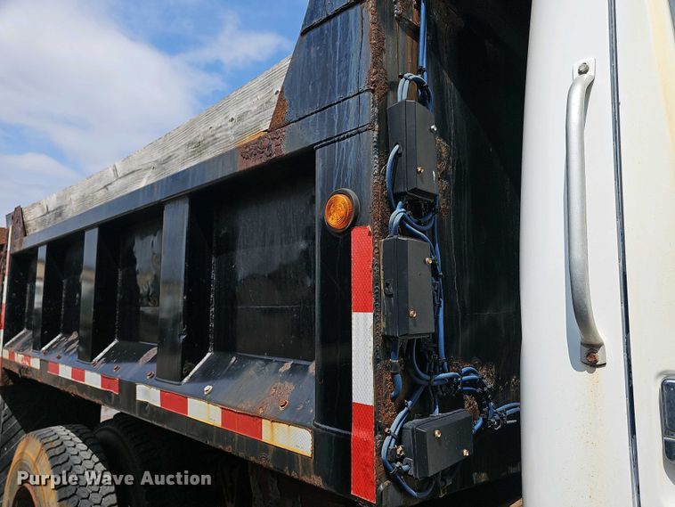 image for item DO7871 1997 International 4700 dump truck