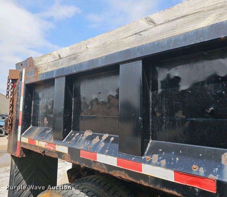 image for item DO7871 1997 International 4700 dump truck