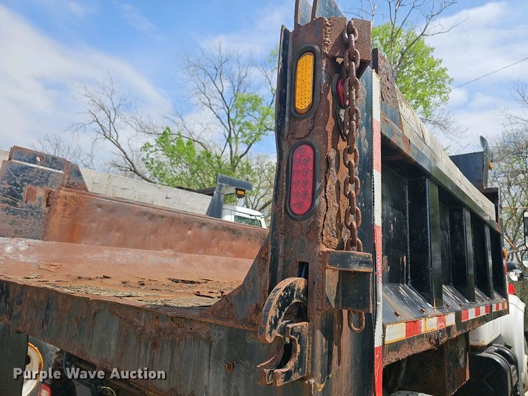 image for item DO7871 1997 International 4700 dump truck