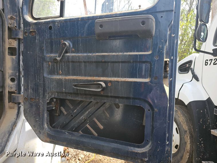 image for item DO7871 1997 International 4700 dump truck