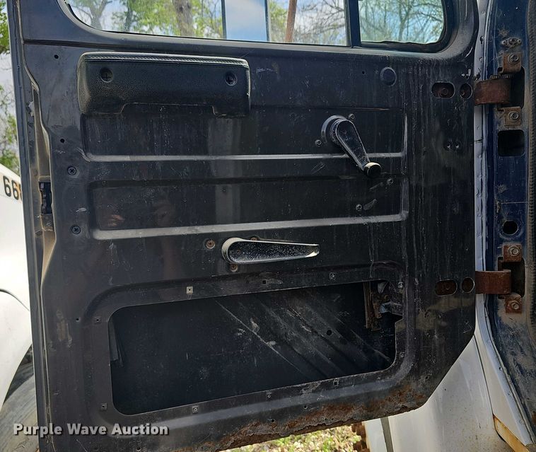 image for item DO7871 1997 International 4700 dump truck