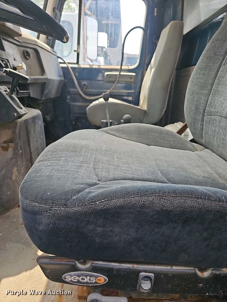 image for item DO7871 1997 International 4700 dump truck