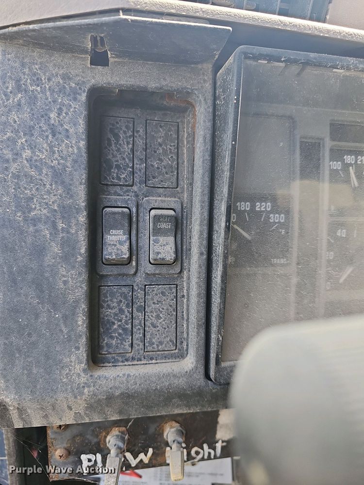 image for item DO7871 1997 International 4700 dump truck