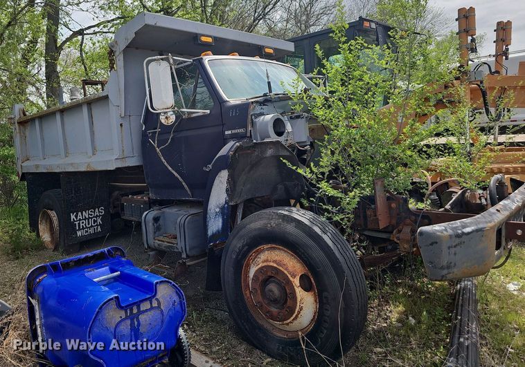 image for item DO7872 1994 Ford F700 dump truck