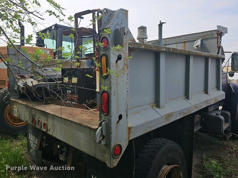 image for item DO7872 1994 Ford F700 dump truck