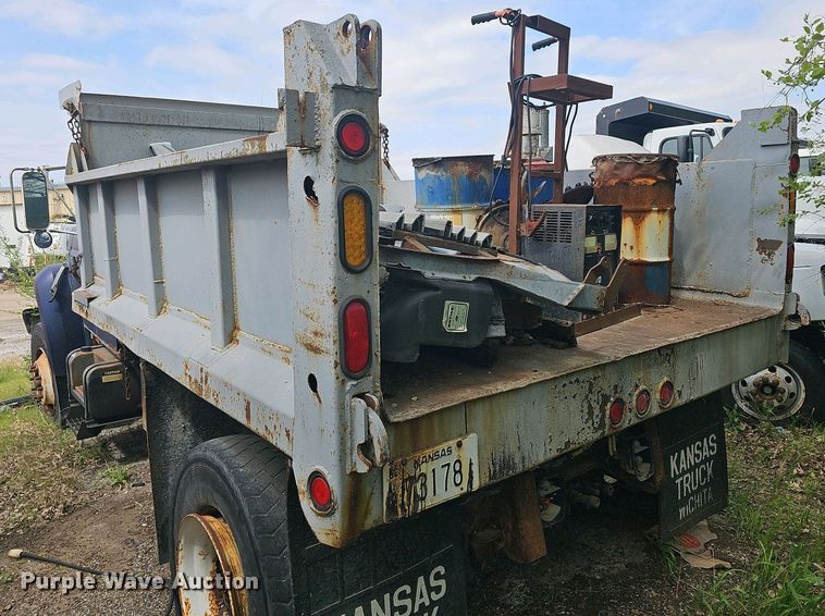 image for item DO7872 1994 Ford F700 dump truck