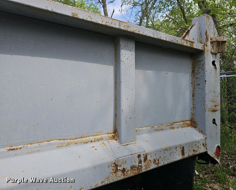 image for item DO7872 1994 Ford F700 dump truck