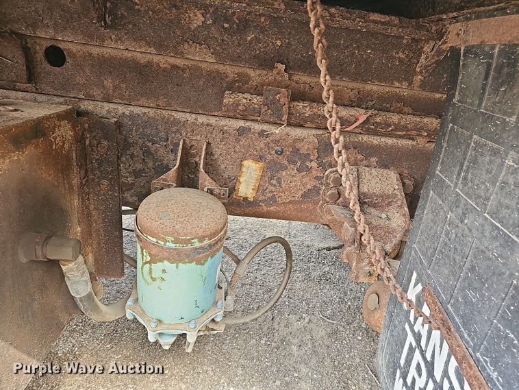 image for item DO7872 1994 Ford F700 dump truck