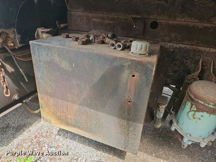 image for item DO7872 1994 Ford F700 dump truck