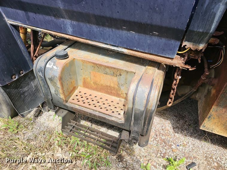 image for item DO7872 1994 Ford F700 dump truck