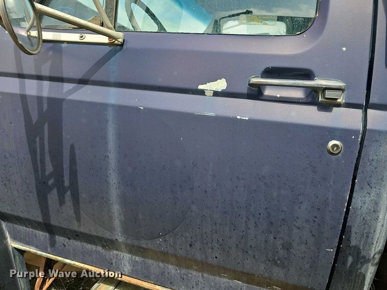 image for item DO7872 1994 Ford F700 dump truck