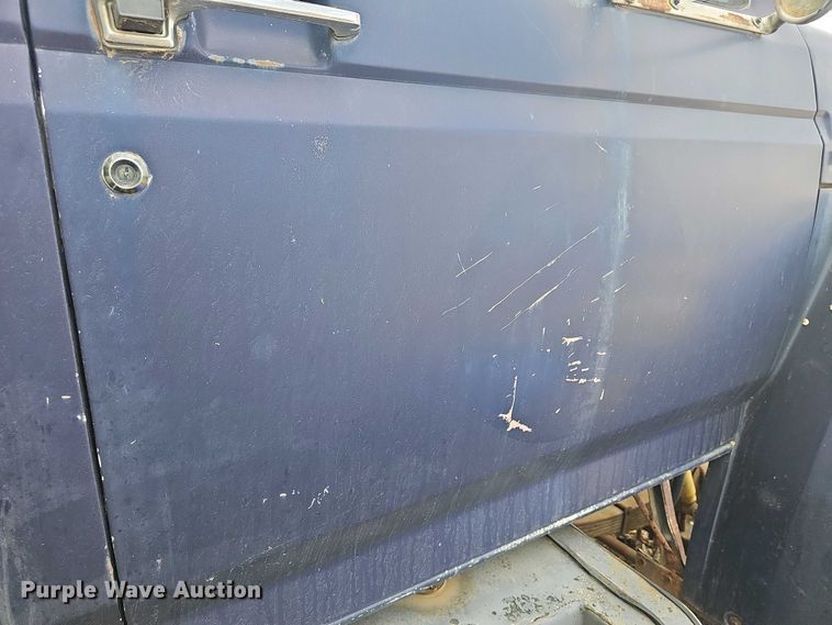 image for item DO7872 1994 Ford F700 dump truck