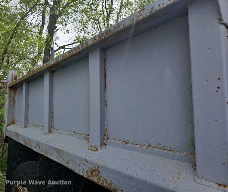 image for item DO7872 1994 Ford F700 dump truck