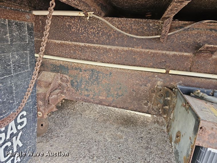 image for item DO7872 1994 Ford F700 dump truck