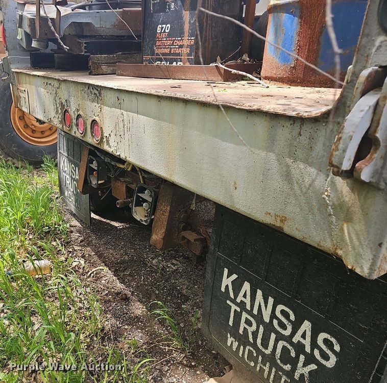 image for item DO7872 1994 Ford F700 dump truck